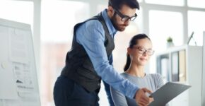 Tontear con tu jefe (Envato)