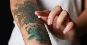 La controvertida relación entre tatuajes y empleo (Adobe Stock)