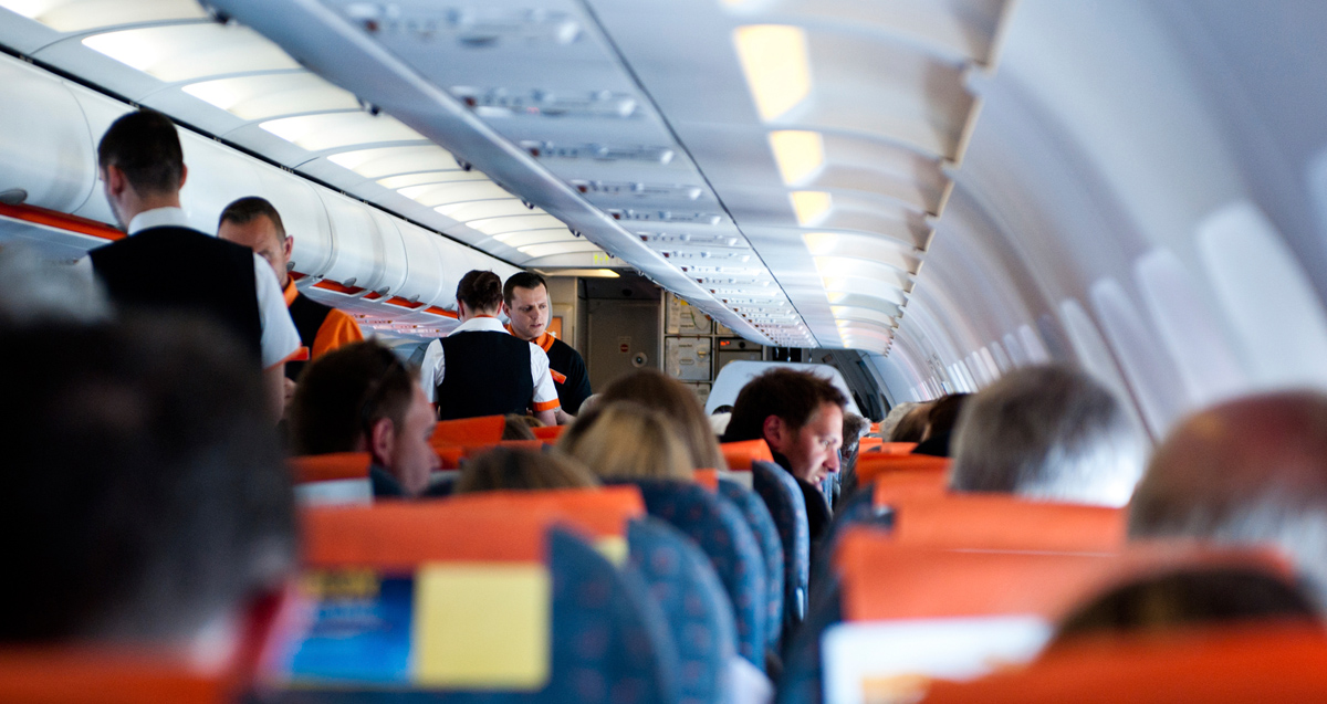 Puestos para Tripulantes de Cabina de Pasajeros en Easyjet. Fuente: Istock