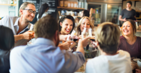 Las 8 cosas que no debes hacer en la cena de Navidad de tu empresa (Envato)