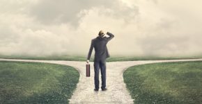 Un trabajador ante una encrucijada. Francescoch (iStock)