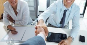 Un candidato acepta un puesto de trabajo. Cyano66 (iStock)