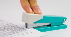 Papeles grapados. Toxawww (iStock)