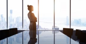 Mujer directiva en una sala de reuniones. Peshkova (iStock)