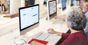 Una mujer aprende los secretos de internet. Rawpixel Ltd (iStock)