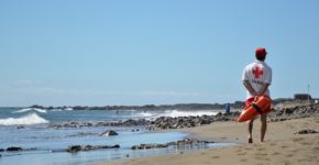 Imagen de un socorrista en la playa. Kn1 (iStock)