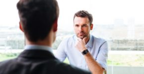 Candidato en una entrevista de trabajo. BartekSzewczyk (iStock)