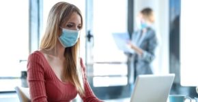 Chica trabajando en un ordenador