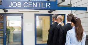 Desempleados hacen cola en el paro. AndreyPopov (iStock)