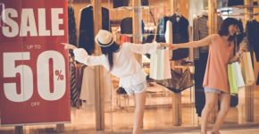 Dos jóvenes de compras en rebajas. DragonImages (iStock)