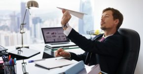 Hombre aburrido en su trabajo. diego_cervo (iStock)