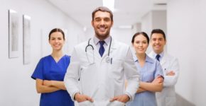 Equipo de sanitarios en un hospital. Dolgachov (iStock)