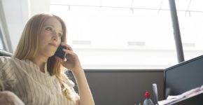 Mujer habla por teléfono en la oficina. Frederic Cirou (GtresOnline)