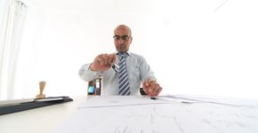 Funcionario en su puesto de trabajo. Cineberg (iStock)