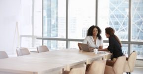 Jefa y empleada hablan en una sala de reuniones. Monkeybusinessimages (iStock)