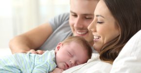 Imagen de un padre y una madre con su hijo. AntonioGuillem (iStock)