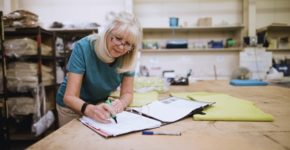 Imagen de una mujer de más de 50 años. DGLimages (iStock)