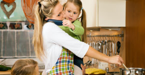 Mujer trabaja en casa (Istock)