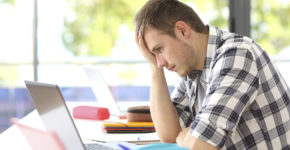 Un becario trabajando (Istock)