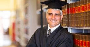 Hombre de más de 45 años en la universidad. Michaeljung (iStock)