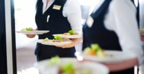Oferta de empleo para camareros y ayudantes de cocina en Madrid (Istock)