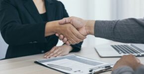 8 habilidades que no debes contar en tu currículum (Canva)