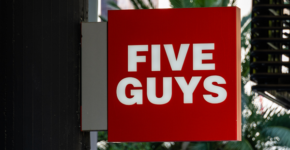 Trabaja en los restaurantes Five Guys (Envato)