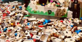 Trabaja como montador de legos (Envato)