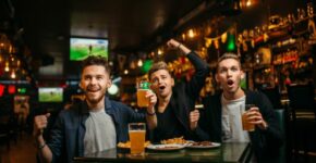 LaLiga busca empleados para detectar emisiones ilegales en los bares (AdobeStock)