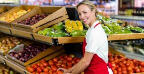 Trabaja en Eroski (Adobe Stock)