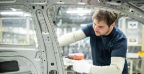 Renault busca 100 operarios de producción: sin experiencia (Adobe Stock)