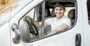 Se buscan conductores de reparto de paquetería en toda España (adobe Stock)