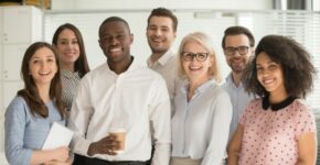 SEPE busca personal con sueldos de hasta 2.500 euros (Adobe Stock)