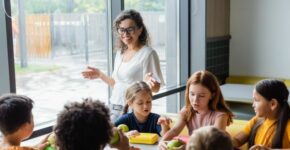 Se necesitan monitores de comedor escolar en toda España (Adobe Stock)