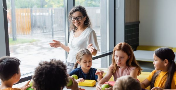 Se necesitan monitores de comedor escolar en toda España (Adobe Stock)