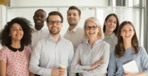 El SEPE busca 15.979 profesionales para trabajar jornada completa (Adobe Stock)