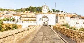Un bonito pueblo de España ofrece trabajo sueldo de 1.500 euros y casa gratis (Adobe Stock)