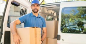 Adecco lanza más de 2.400 empleos para repartidores en Navidad (Adobe Stock)