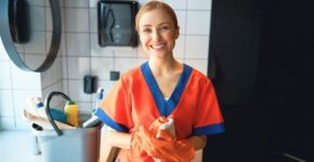 El SEPE busca personal de limpieza sin experiencia con sueldos de hasta 1.700€ (Adobe Stock)