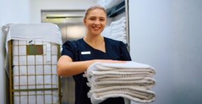 Ilunion busca personal para sus lavanderías (Abobe Stock)