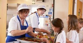 Se busca personal para comedores escolares en toda España (Adobe Stock)