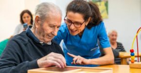 Se busca personal para el cuidado de personas mayores en sus residencias (Adobe Stock)