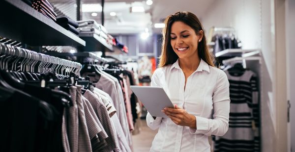 Esta conocida tienda de ropa busca dependientes y más perfiles (Adobe Stock)