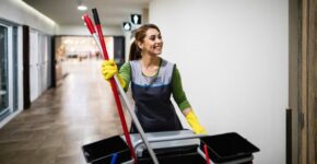 Se busca personal de limpieza para trabajar en centros escolares (AdobeStock)