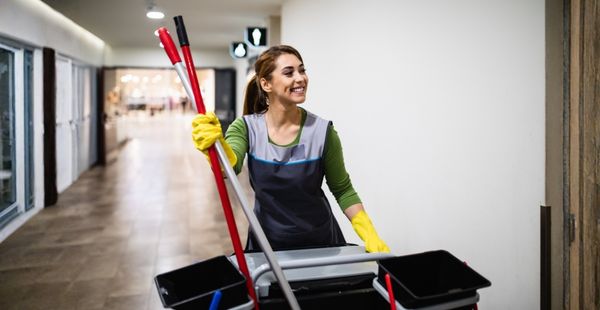 Se busca personal de limpieza para trabajar en centros escolares (AdobeStock)