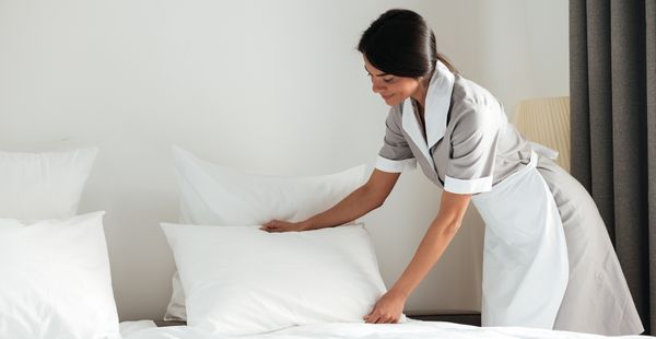 Se necesitan camarerosas de pisos para distintos hoteles (Adobe Stock)