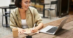 Seguir formandote mientras trabajas las competencias que pueden impulsar tu carrera profesional (Benzoix en Magnific)